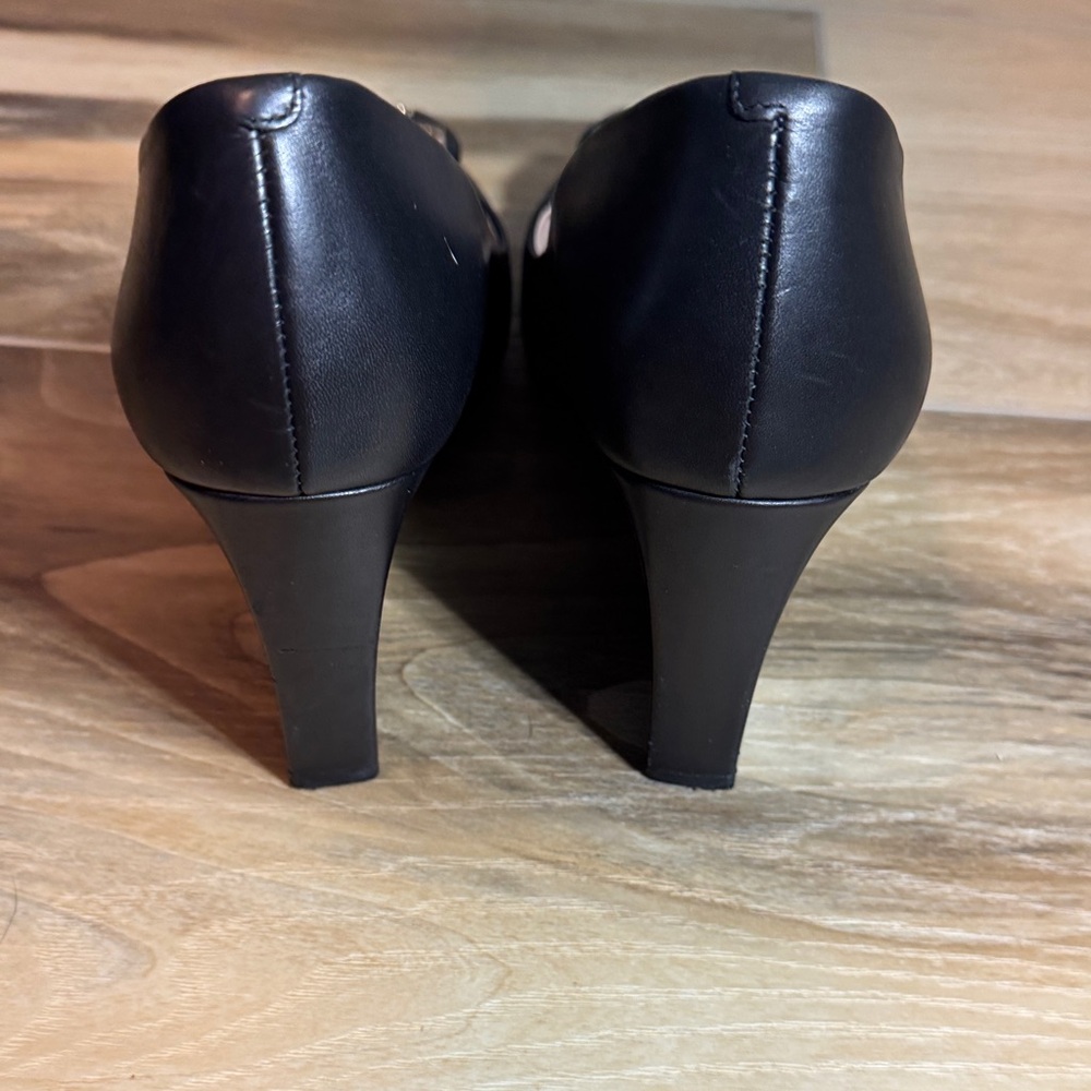 Tory Burch Black Leather Logo Cap-Toe Pumps with Gold Emblem - Picture 4 of 10